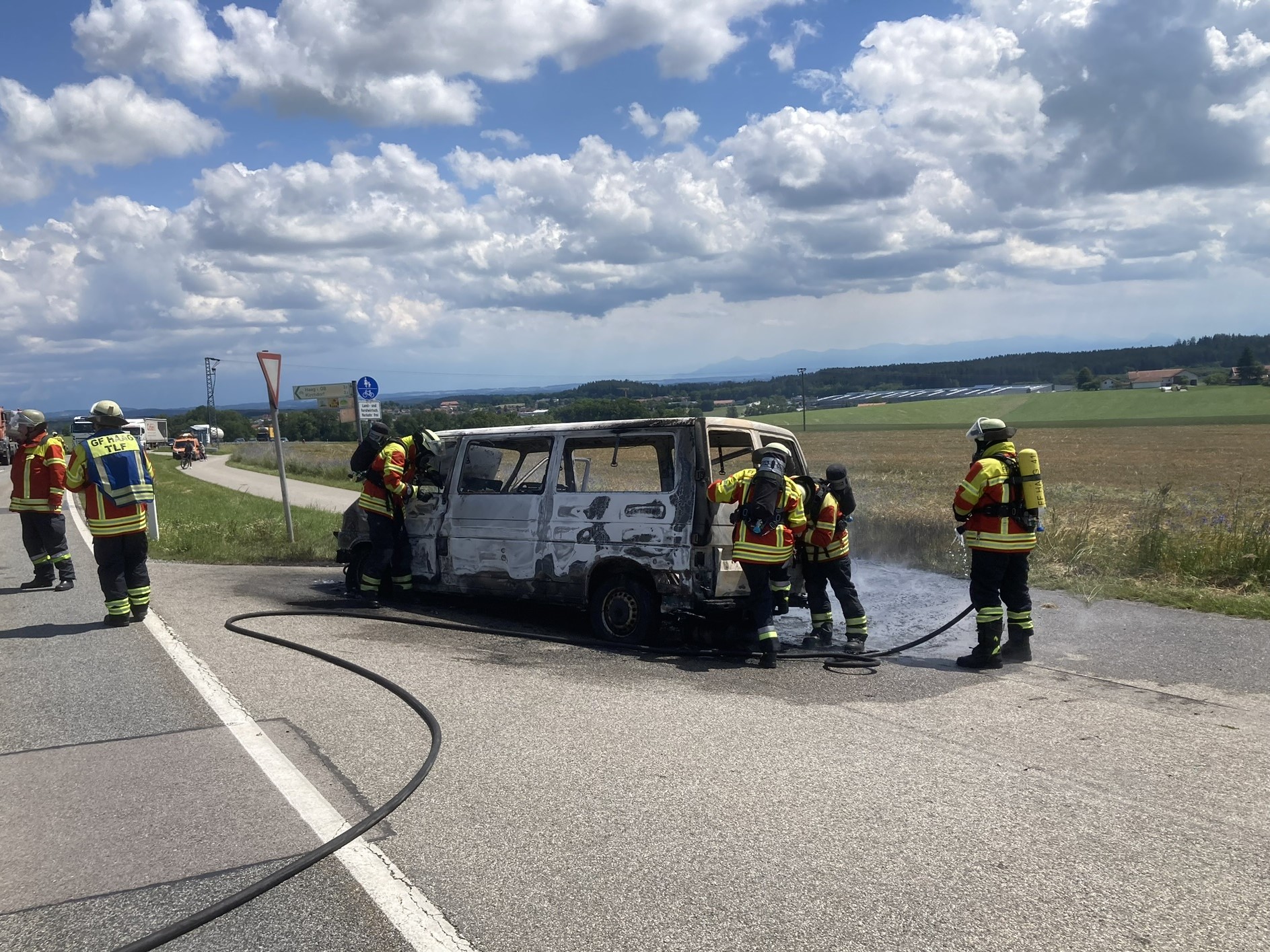 B2 - Fahrzeugbrand auf der B15 Höhe Diezmanning