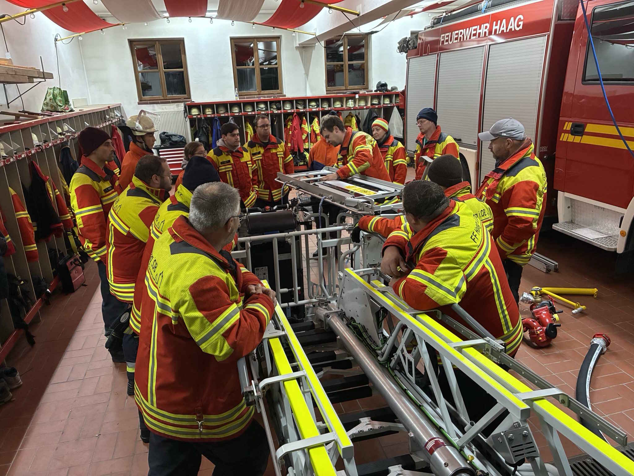 Erste Löschgruppenübung mit der neuen Drehleiter