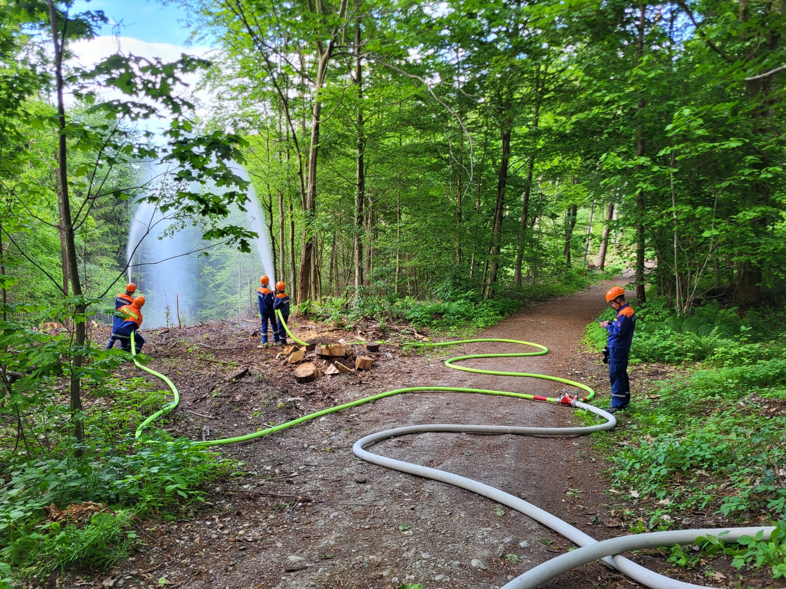  Jugendfeuerwehr giesst frisch gepflanzte Bäume