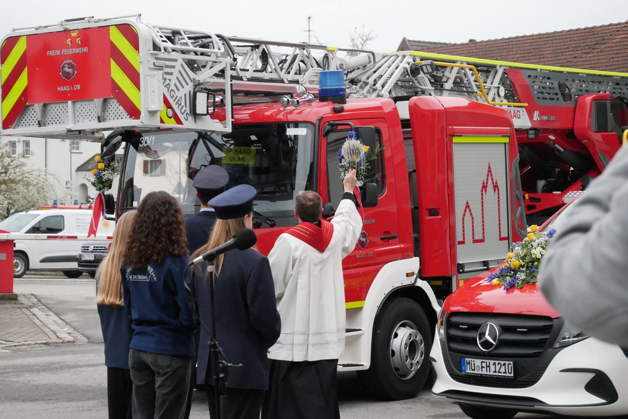 Fahrzeugsegnung von ELW, LF-Log und DLAK